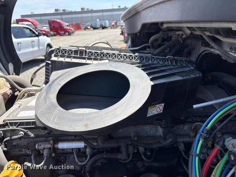 image for item YA2621 2019 Freightliner Cascadia semi truck