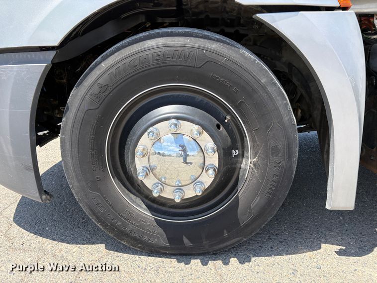 image for item YA2621 2019 Freightliner Cascadia semi truck