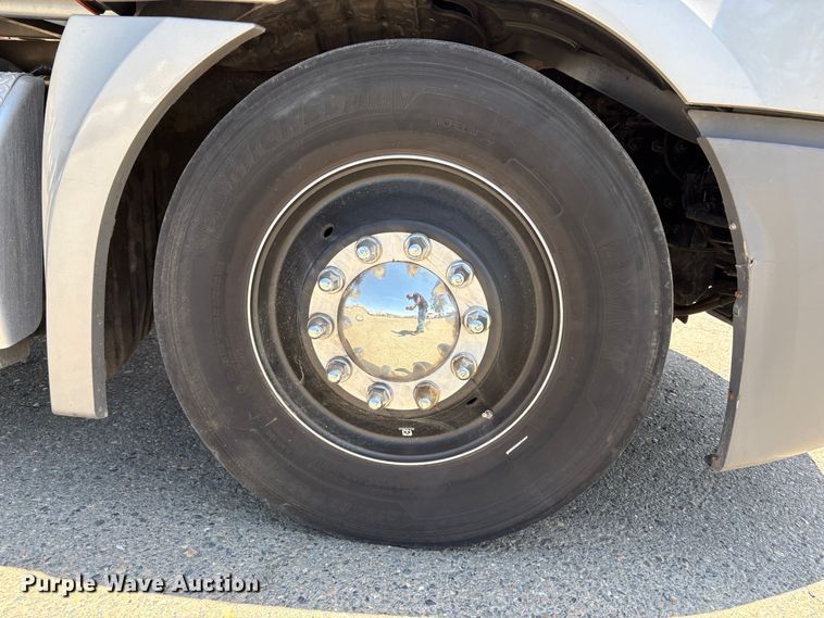 image for item YA2621 2019 Freightliner Cascadia semi truck