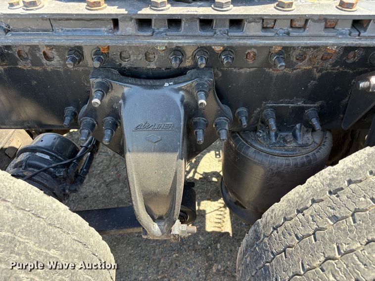 image for item YA2621 2019 Freightliner Cascadia semi truck