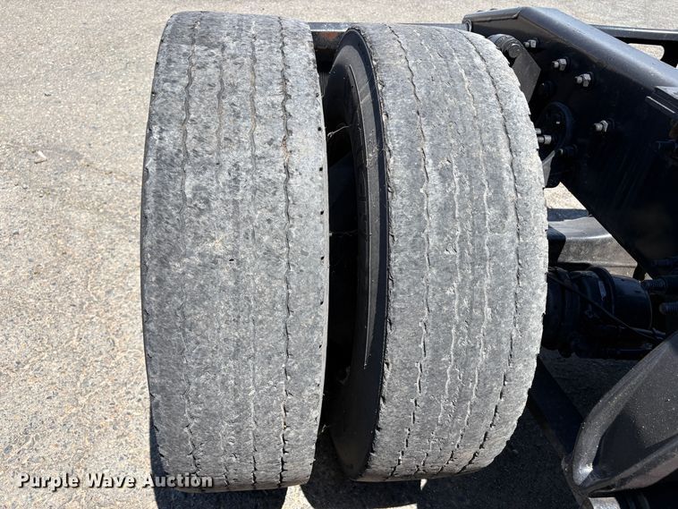 image for item YA2621 2019 Freightliner Cascadia semi truck