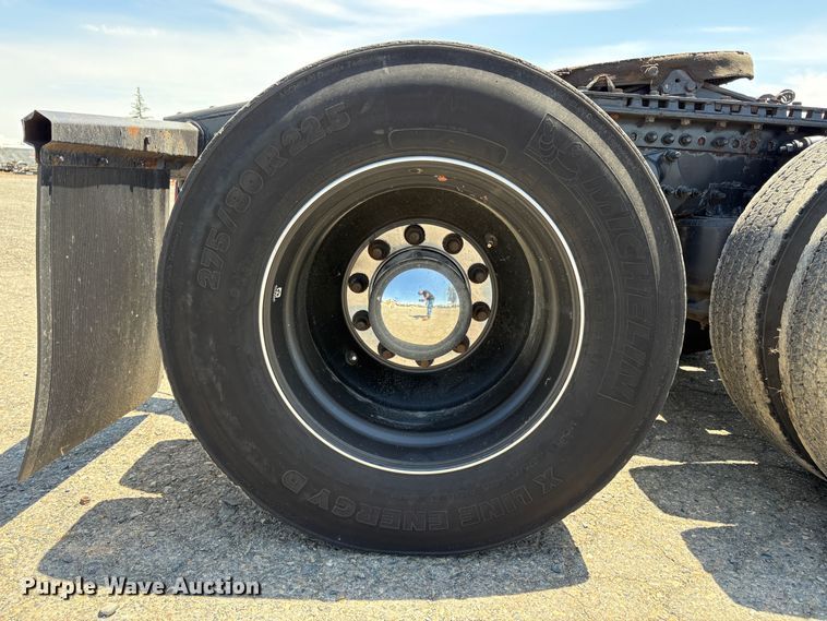 image for item YA2621 2019 Freightliner Cascadia semi truck