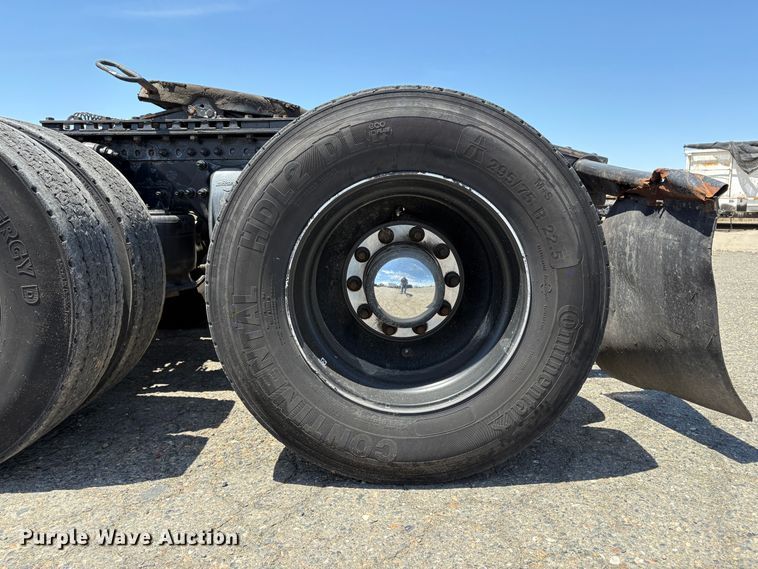 image for item YA2621 2019 Freightliner Cascadia semi truck