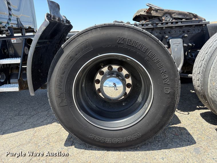 image for item YA2621 2019 Freightliner Cascadia semi truck