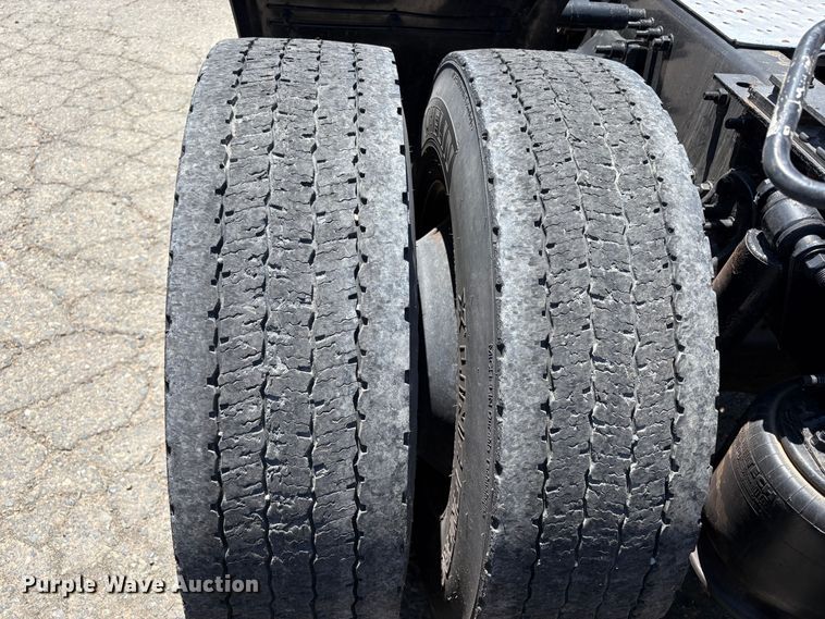 image for item YA2621 2019 Freightliner Cascadia semi truck