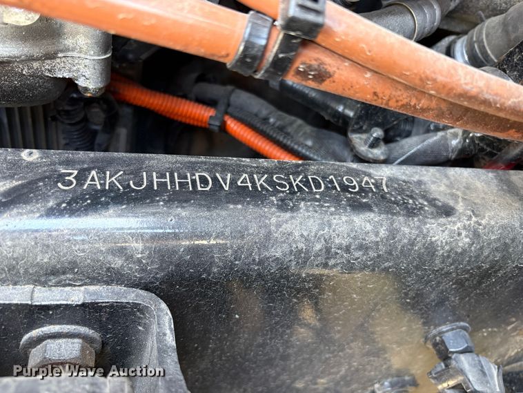 image for item YA2621 2019 Freightliner Cascadia semi truck