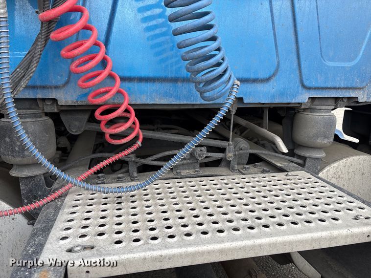 image for item YA2663 2019 International LT625 semi truck