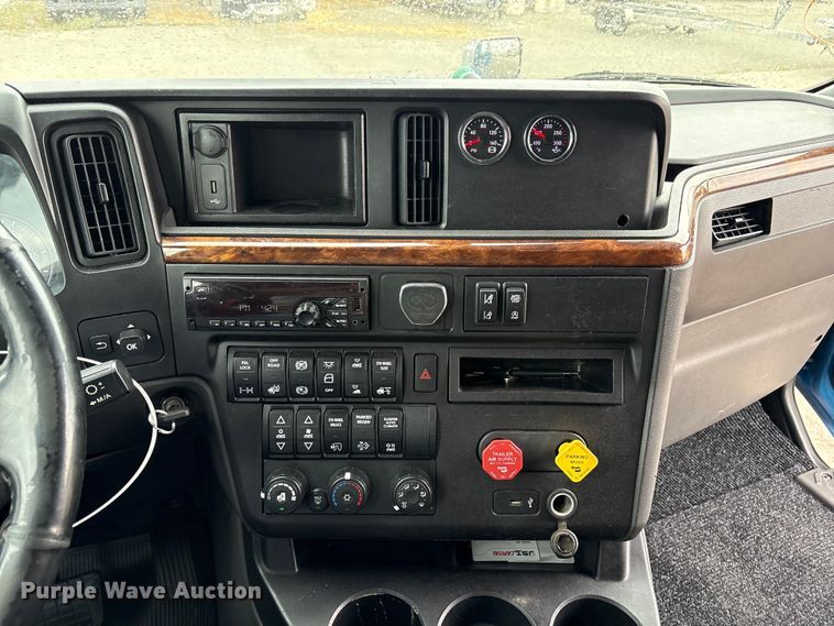 image for item YA2663 2019 International LT625 semi truck