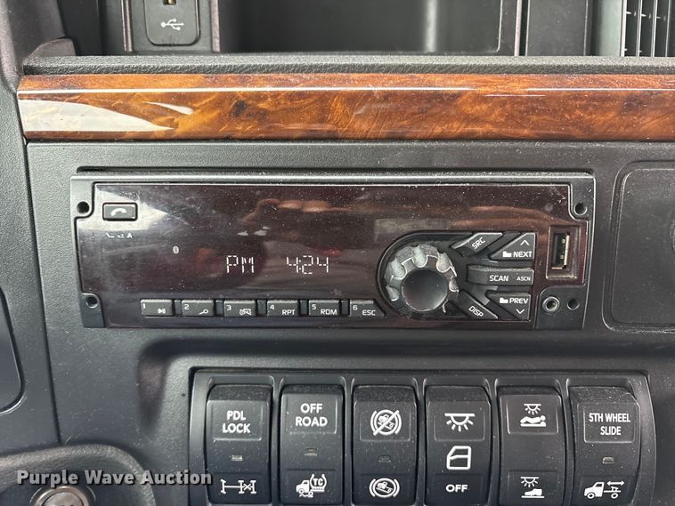 image for item YA2663 2019 International LT625 semi truck