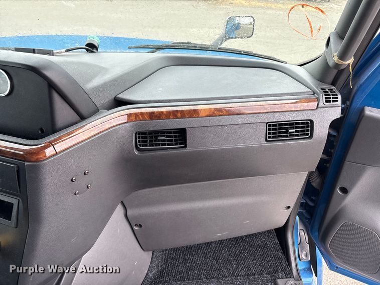 image for item YA2663 2019 International LT625 semi truck