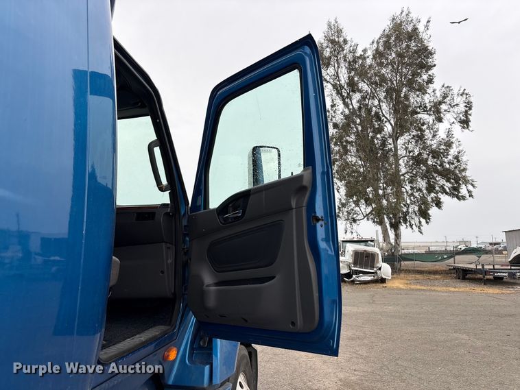 image for item YA2663 2019 International LT625 semi truck