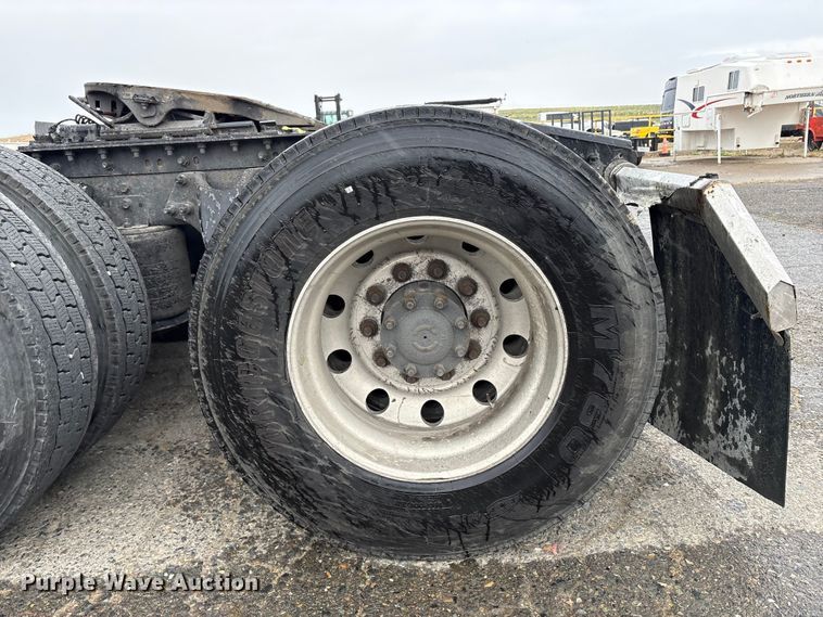 image for item YA2663 2019 International LT625 semi truck