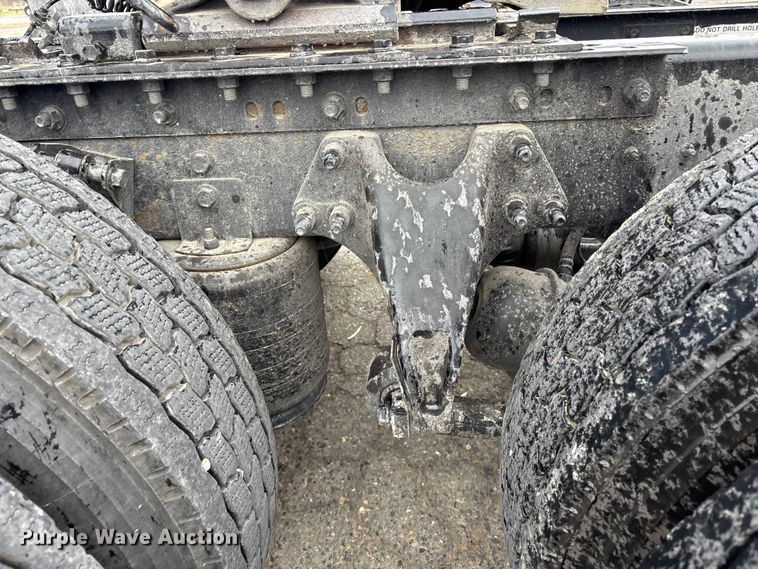 image for item YA2663 2019 International LT625 semi truck
