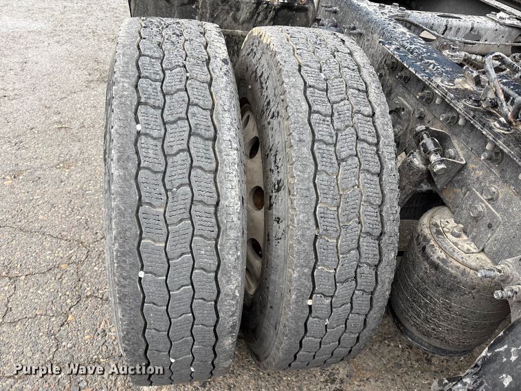 image for item YA2663 2019 International LT625 semi truck