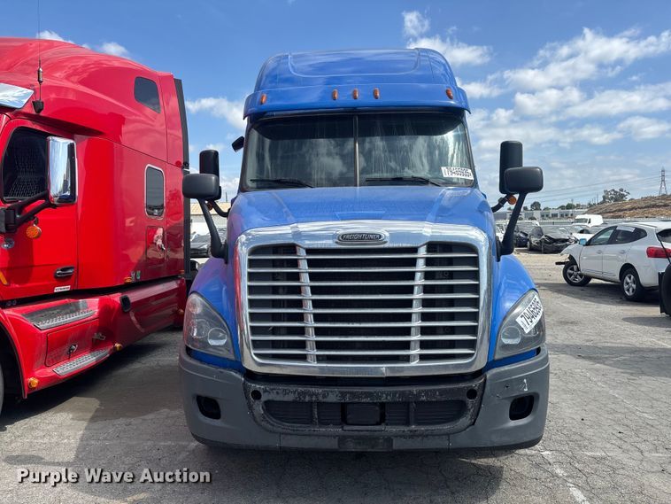 image for item YA2671 2019 Freightliner Cascadia semi truck