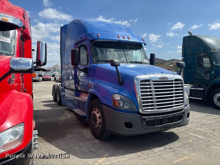 image for item YA2671 2019 Freightliner Cascadia semi truck