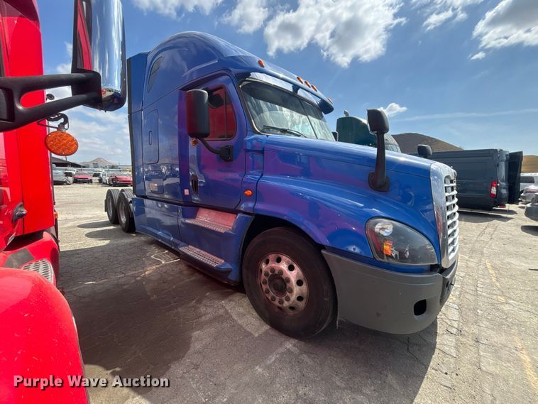 image for item YA2671 2019 Freightliner Cascadia semi truck