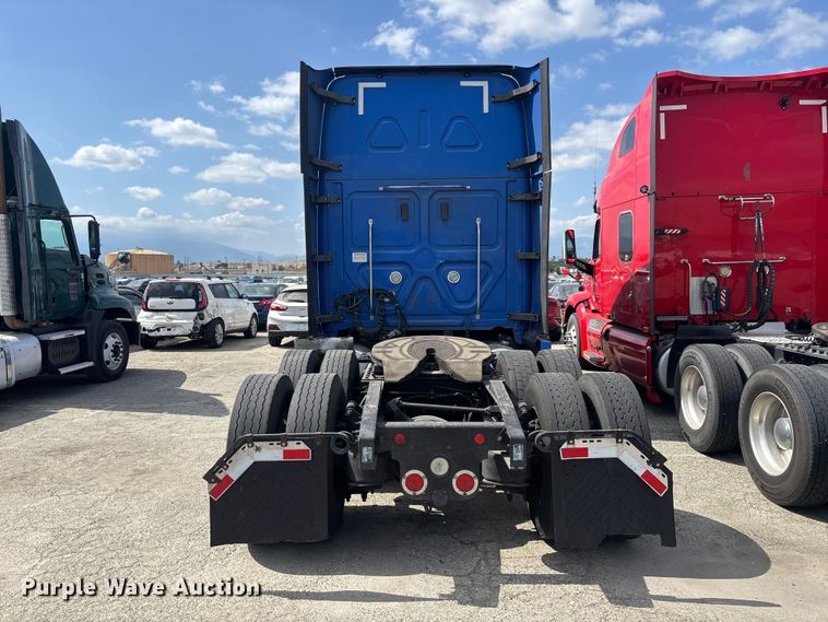 image for item YA2671 2019 Freightliner Cascadia semi truck