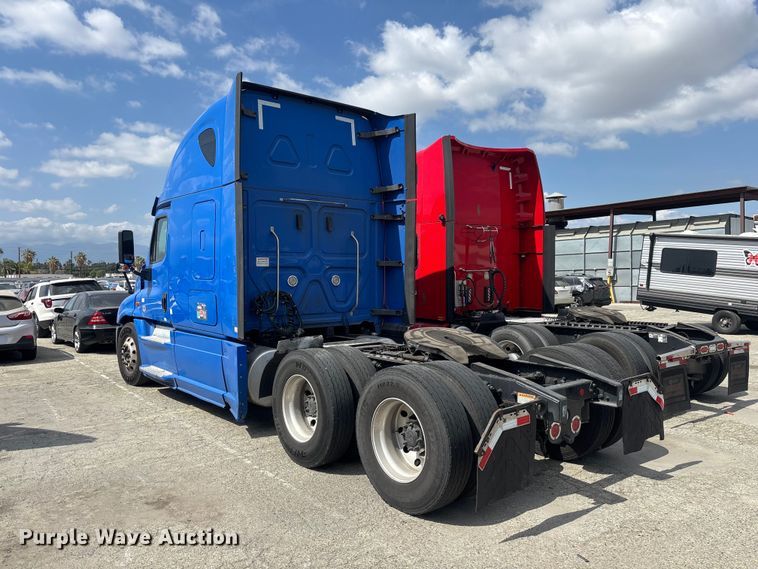 image for item YA2671 2019 Freightliner Cascadia semi truck