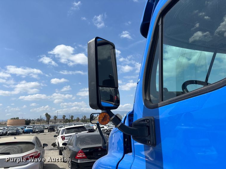 image for item YA2671 2019 Freightliner Cascadia semi truck