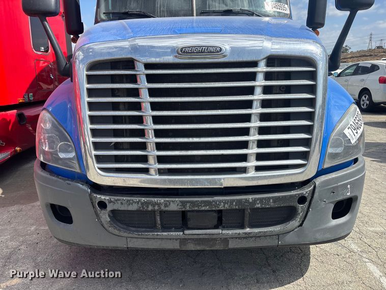 image for item YA2671 2019 Freightliner Cascadia semi truck