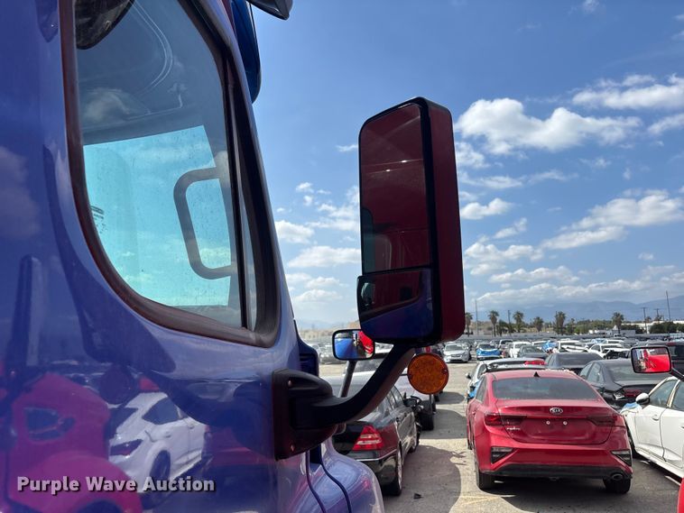image for item YA2671 2019 Freightliner Cascadia semi truck