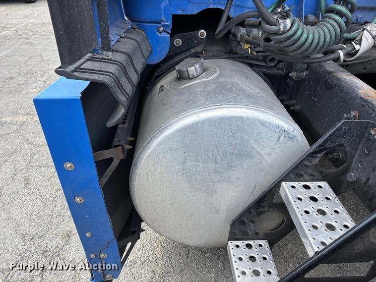 image for item YA2671 2019 Freightliner Cascadia semi truck