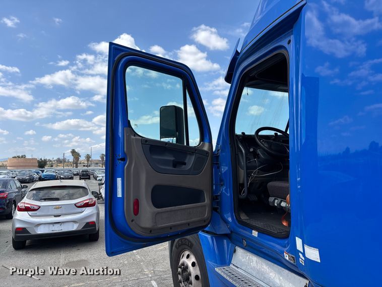 image for item YA2671 2019 Freightliner Cascadia semi truck