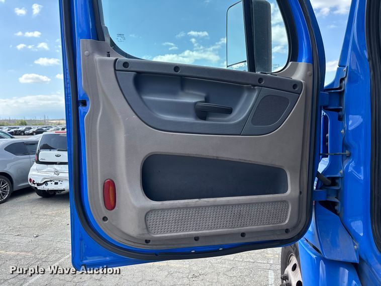 image for item YA2671 2019 Freightliner Cascadia semi truck