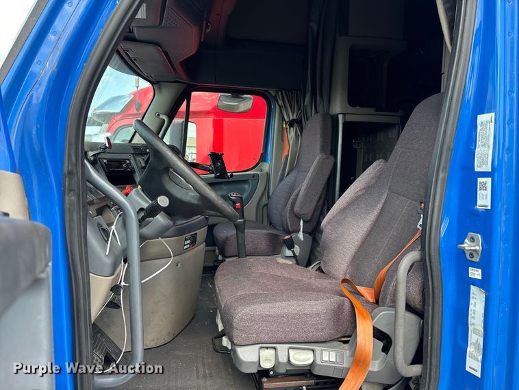 image for item YA2671 2019 Freightliner Cascadia semi truck