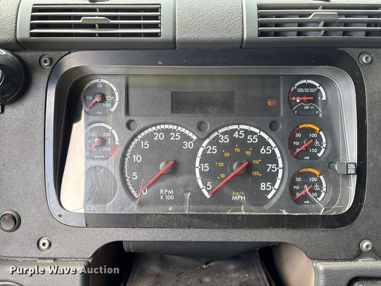 image for item YA2671 2019 Freightliner Cascadia semi truck