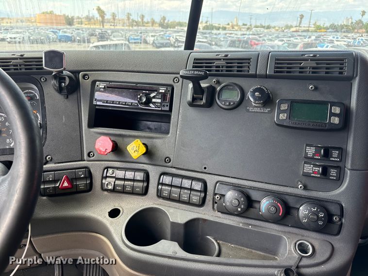 image for item YA2671 2019 Freightliner Cascadia semi truck