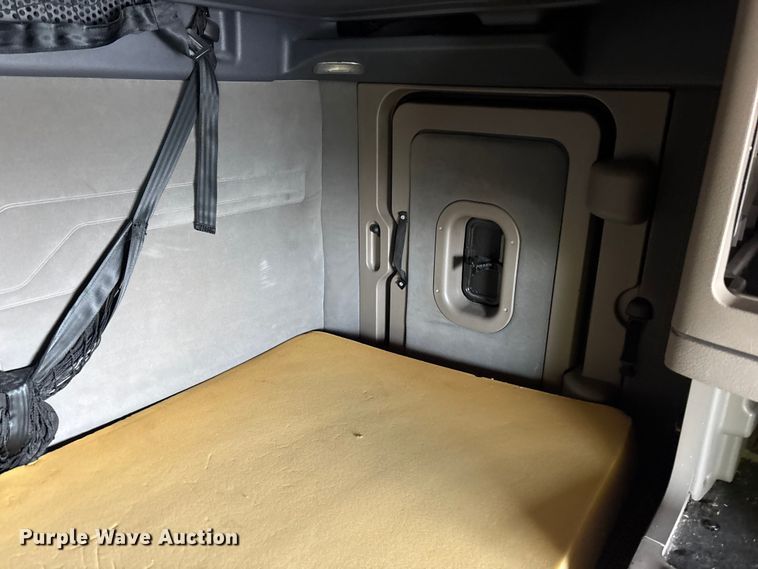 image for item YA2671 2019 Freightliner Cascadia semi truck