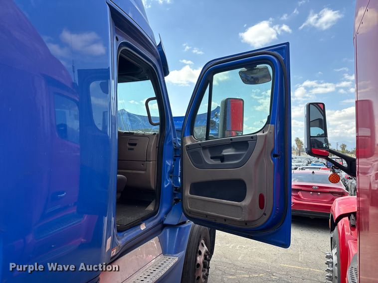image for item YA2671 2019 Freightliner Cascadia semi truck