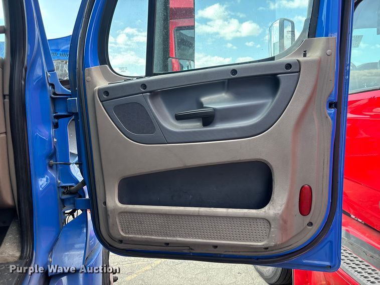 image for item YA2671 2019 Freightliner Cascadia semi truck