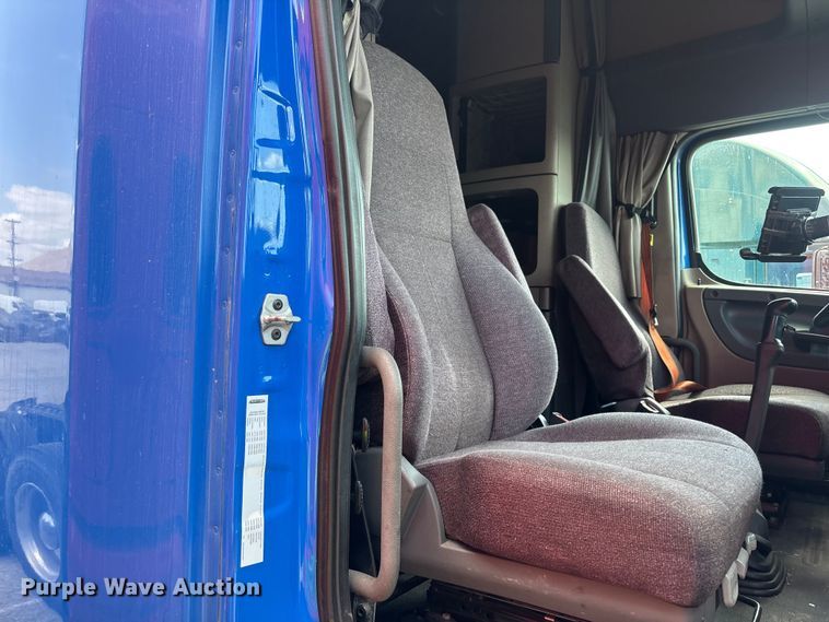 image for item YA2671 2019 Freightliner Cascadia semi truck