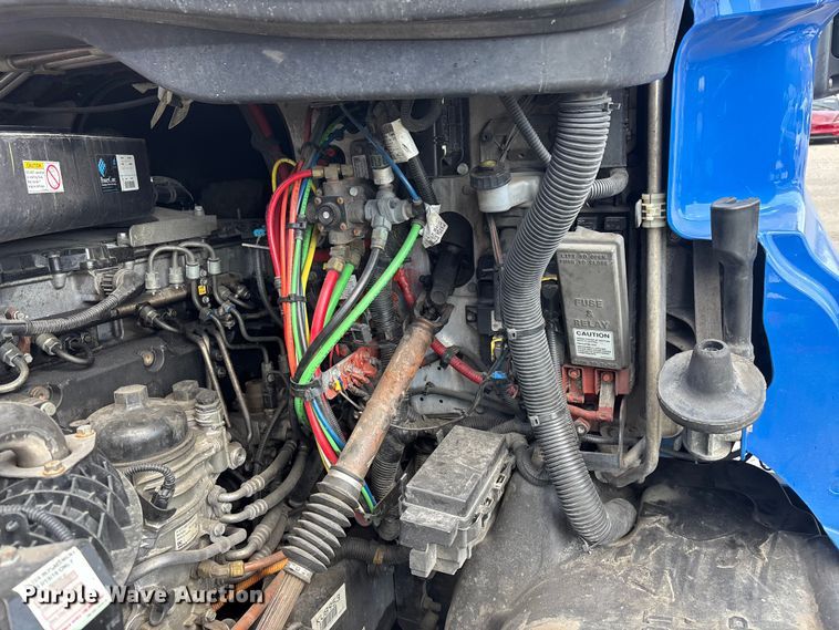 image for item YA2671 2019 Freightliner Cascadia semi truck