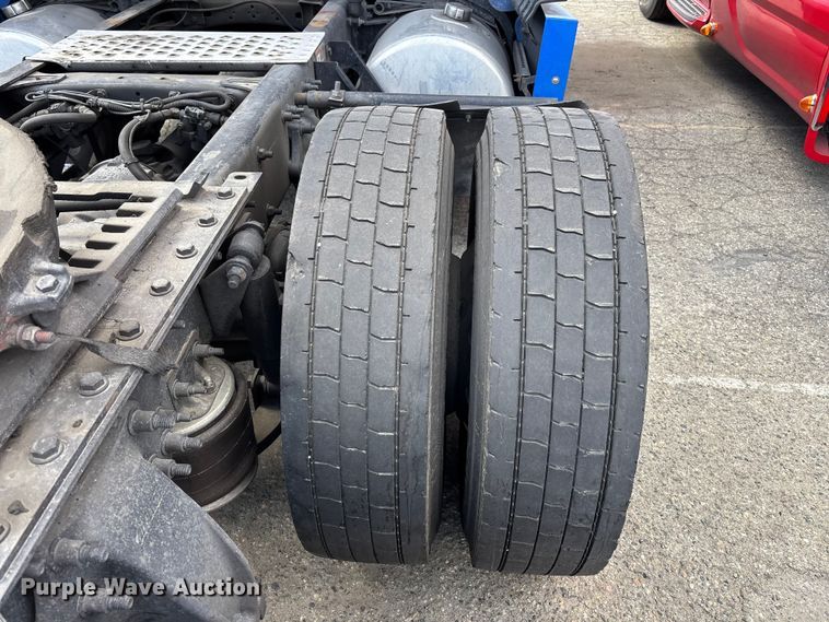 image for item YA2671 2019 Freightliner Cascadia semi truck