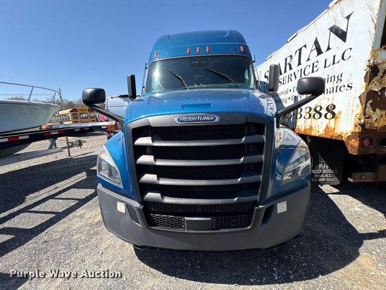 image for item YA2768 2021 Freightliner Cascadia semi truck