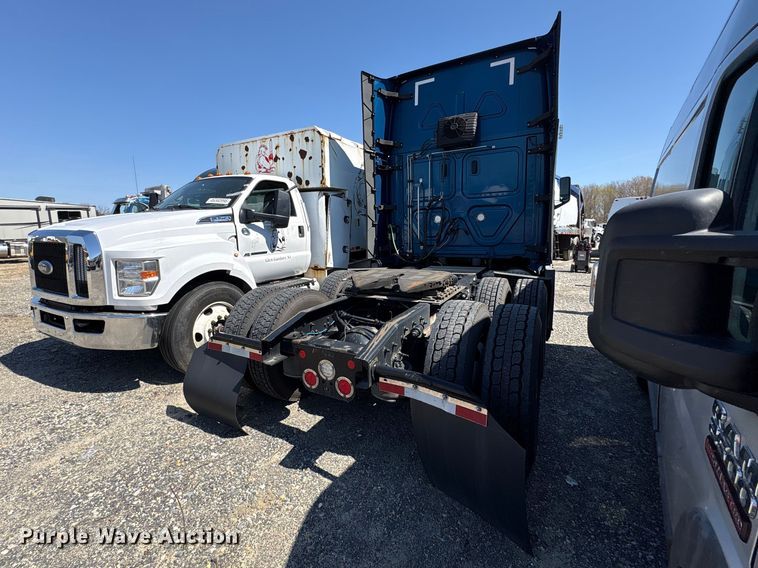 image for item YA2768 2021 Freightliner Cascadia semi truck