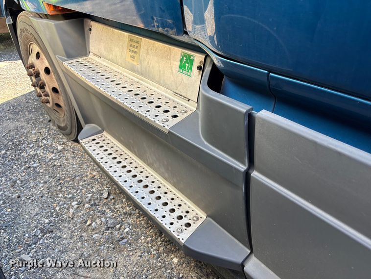 image for item YA2768 2021 Freightliner Cascadia semi truck