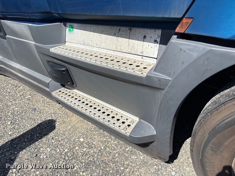 image for item YA2768 2021 Freightliner Cascadia semi truck