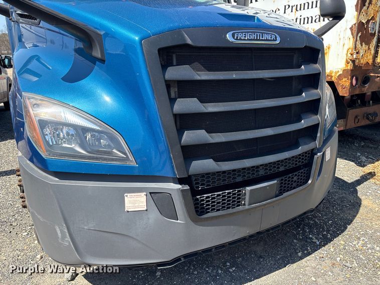 image for item YA2768 2021 Freightliner Cascadia semi truck