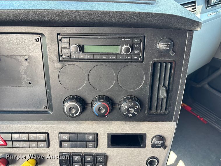 image for item YA2768 2021 Freightliner Cascadia semi truck