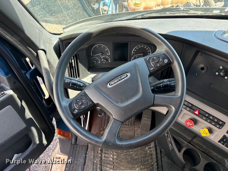 image for item YA2768 2021 Freightliner Cascadia semi truck