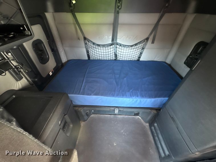 image for item YA2768 2021 Freightliner Cascadia semi truck