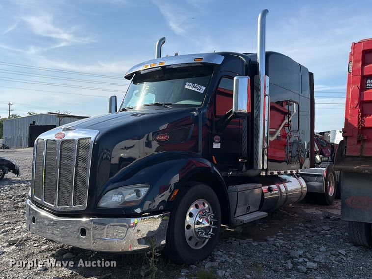 image for item YA2856 2019 Peterbilt 579 semi truck
