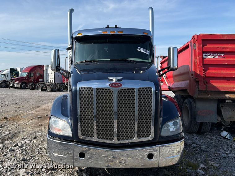 image for item YA2856 2019 Peterbilt 579 semi truck