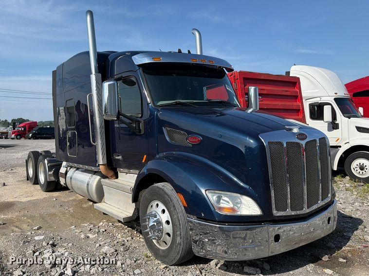 image for item YA2856 2019 Peterbilt 579 semi truck