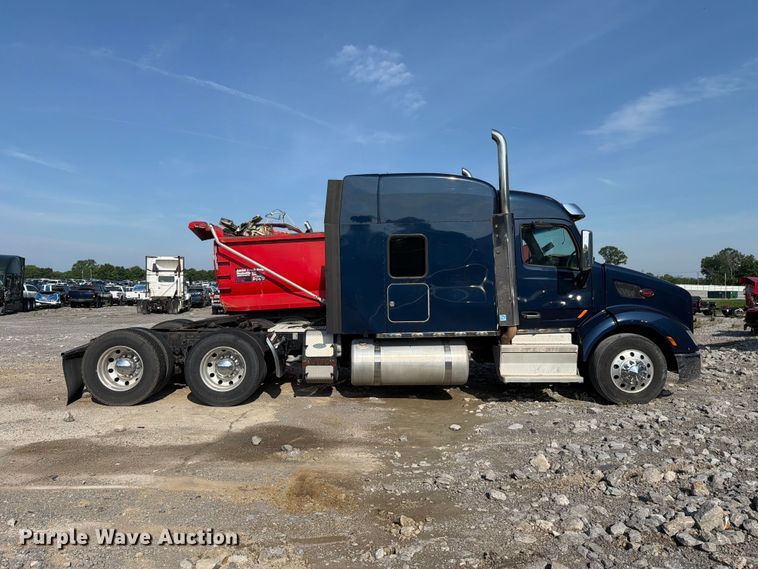 image for item YA2856 2019 Peterbilt 579 semi truck